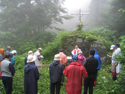  霧雨の中での殉教者記念ミサ
