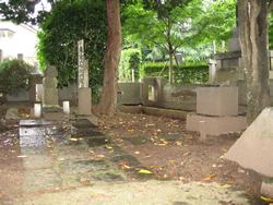 光明寺の支倉常長の墓(左)とソテロの碑
