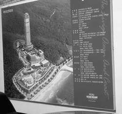 統一協会のヨス市への浸透状況その1。建設中であるホテル、ウォーターパークなど各種娯楽施設の完成予想図(2007年4月19日撮影)