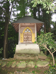  きく塚に建つ祠 