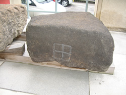 博物館前に展示されている石垣に用いられた文様が確認できる石