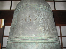 側面に見られる1577の文字