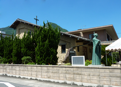 小豆島・土庄教会と高山右近像