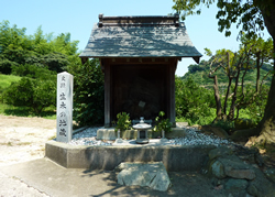 生木の地蔵を収める堂