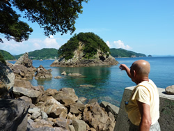 都の浜を説明する千葉住職