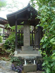 蓮華寺内・山荘之碑