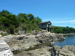 鶴島の海岸に建つ廃屋