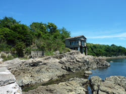 鶴島の海岸に建つ廃屋