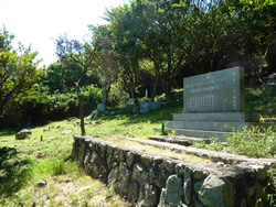  浦上キリシタン殉教者碑と墓地