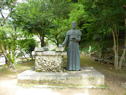  井戸端で説教するザビエルの像（山口教会）
