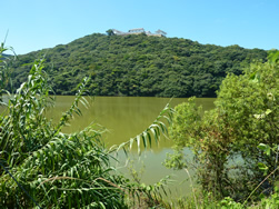 袋沼と富岡城 