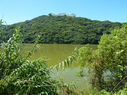 袋沼と富岡城