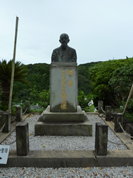 ガルニエ神父像