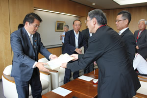 教会敷地内捜査・逮捕に対する要請書、公安委員長に手渡す (松原国家公安委員長=左=に要請書を手渡す池長大司教)