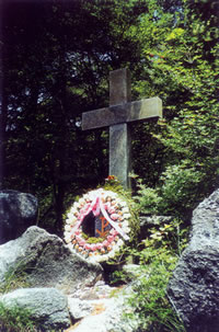 ５月の雲仙殉教祭では 記念碑に花が捧げられる （長崎県雲仙市）