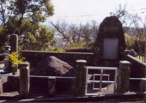 花岡山中腹にある墓碑と殉教碑 （熊本市）