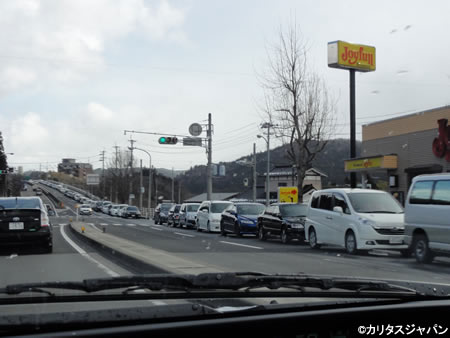 ガソリンを買うためにできた車の列