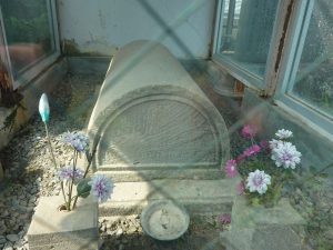 西有家町須川のキリシタン墓碑