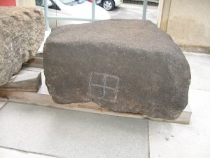 田の字の印が刻まれた高岡城の石垣石